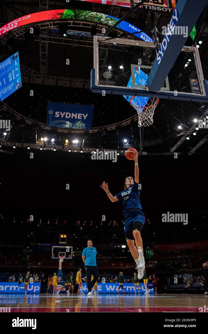 Sydney, Australia. 25th Set, 2022. I giocatori serbi si scaldano durante la partita FIBA Womens World Cup 2022 tra Australia e Serbia al Sydney Superdome di Sydney, Australia. (Foto: NOE Llamas/Sports Press Photo/C - SCADENZA UN'ORA - ATTIVA FTP SOLO SE LE IMMAGINI HANNO MENO DI UN'ORA - Alamy) Credit: SPP Sport Press Photo. /Alamy Live News Foto Stock