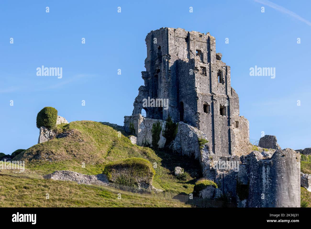 Corfe, Dorset, Regno Unito - 21 settembre : Vista delle rovine del castello di Corfe a Corfe, Dorset il 21 settembre 2022 Foto Stock