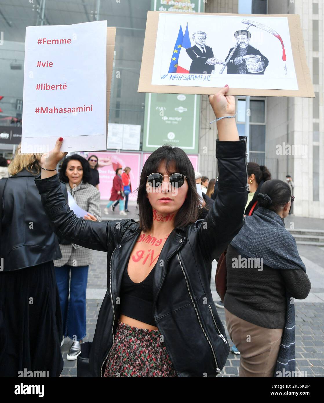 Rally a sostegno del popolo iraniano e in omaggio a Mahsa Amini. La giovane donna è morta il 16 settembre dopo essere stata arrestata dalla polizia religiosa per aver indossato abiti inappropriati. Le circostanze sospettose della sua morte hanno portato alla rabbia del popolo iraniano che da allora ha manifestato in tutto il paese. La diaspora iraniana a Parigi si è riunita il 24 settembre in luogo Joachim du Bellay per mostrare il loro sostegno e rendere omaggio a Jina Mahsa Amini. Parigi, Francia, il 24 settembre 2022. Foto di Karim Ait Adjedjou/ABACAPRESS.COM Foto Stock