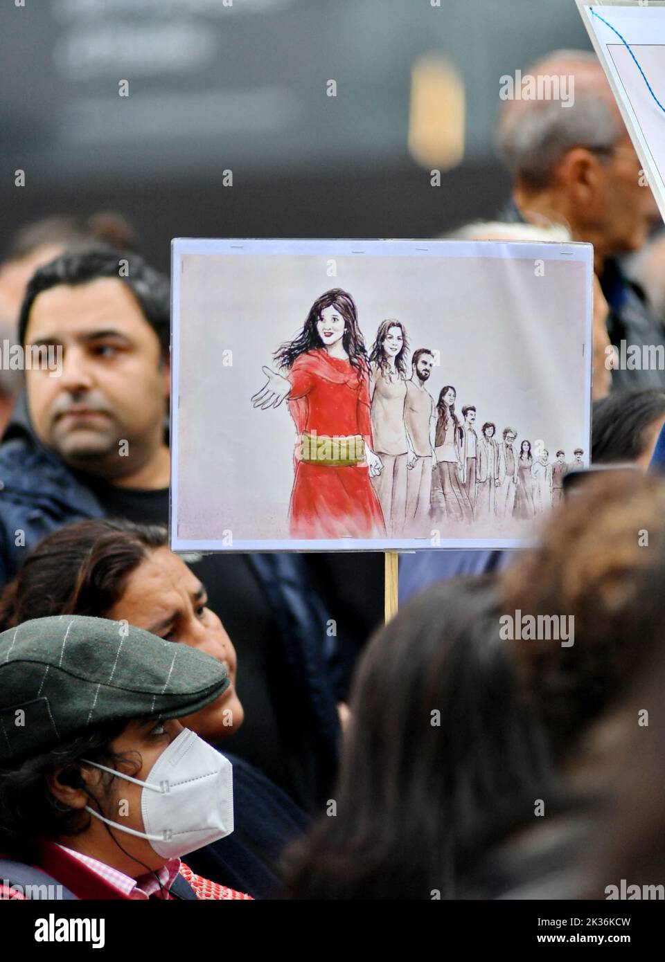 Rally a sostegno del popolo iraniano e in omaggio a Mahsa Amini. La giovane donna è morta il 16 settembre dopo essere stata arrestata dalla polizia religiosa per aver indossato abiti inappropriati. Le circostanze sospettose della sua morte hanno portato alla rabbia del popolo iraniano che da allora ha manifestato in tutto il paese. La diaspora iraniana a Parigi si è riunita il 24 settembre in luogo Joachim du Bellay per mostrare il loro sostegno e rendere omaggio a Jina Mahsa Amini. Parigi, Francia, il 24 settembre 2022. Foto di Karim Ait Adjedjou/ABACAPRESS.COM Foto Stock