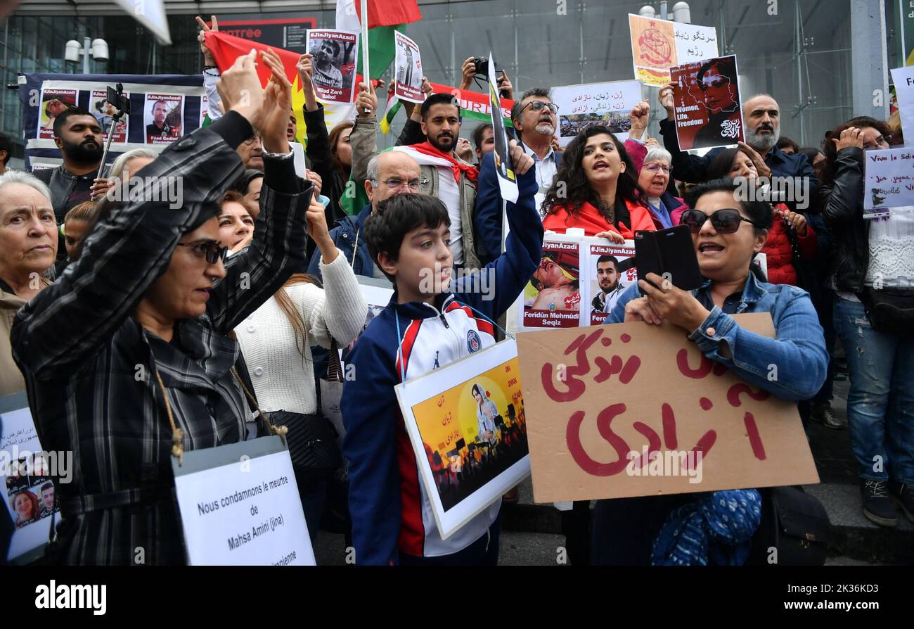 Rally a sostegno del popolo iraniano e in omaggio a Mahsa Amini. La giovane donna è morta il 16 settembre dopo essere stata arrestata dalla polizia religiosa per aver indossato abiti inappropriati. Le circostanze sospettose della sua morte hanno portato alla rabbia del popolo iraniano che da allora ha manifestato in tutto il paese. La diaspora iraniana a Parigi si è riunita il 24 settembre in luogo Joachim du Bellay per mostrare il loro sostegno e rendere omaggio a Jina Mahsa Amini. Parigi, Francia, il 24 settembre 2022. Foto di Karim Ait Adjedjou/ABACAPRESS.COM Foto Stock