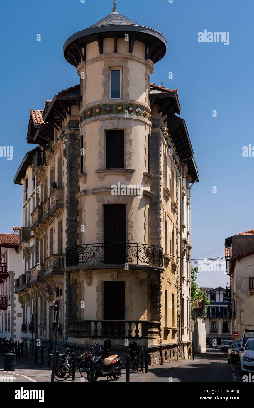 Casa d'angolo rotonda con torre e balconi in una città francese Foto Stock