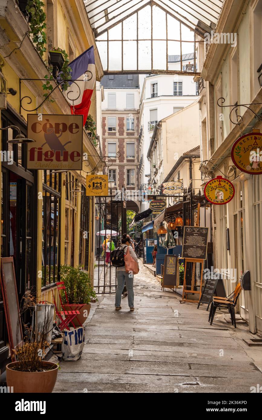 Parigi, Francia. Agosto 2022. Le stradine, i cortili e i vicoli di Parigi. Foto di alta qualità Foto Stock