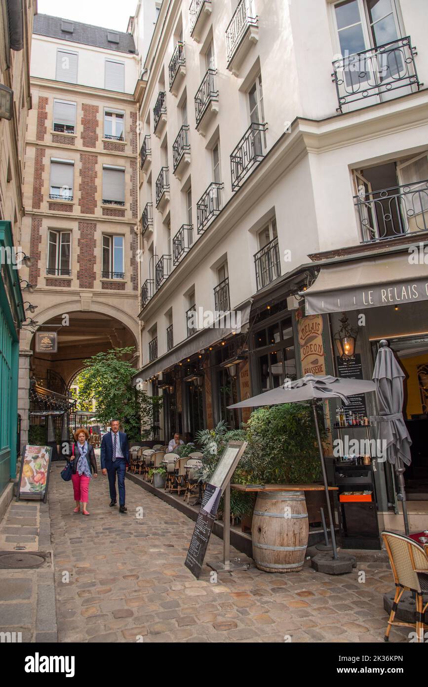 Parigi, Francia. Agosto 2022. Le stradine, i cortili e i vicoli di Parigi. Foto di alta qualità Foto Stock