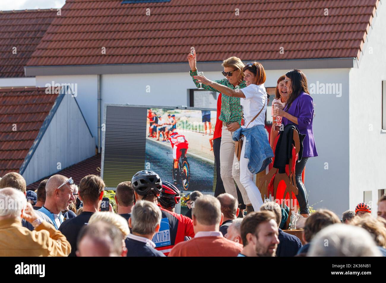 Gli appassionati di ciclismo celebrano le celebrazioni al Cafe in de Rustberg a Schepdaal, Dilbeek, dopo che il ciclista belga Evenepoel ha vinto i Campionati del mondo 2022 domenica 25 settembre 2022. FOTO DI BELGA JEF MATTHEE Foto Stock