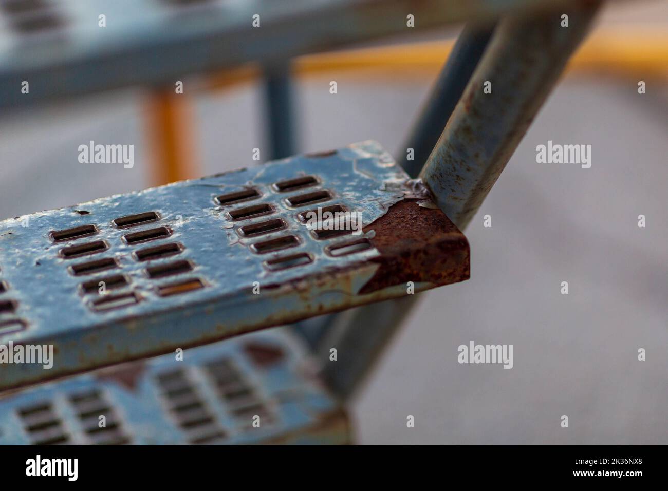 un passo arrugginito sul ponteggio utilizzato come torre di regia Foto Stock