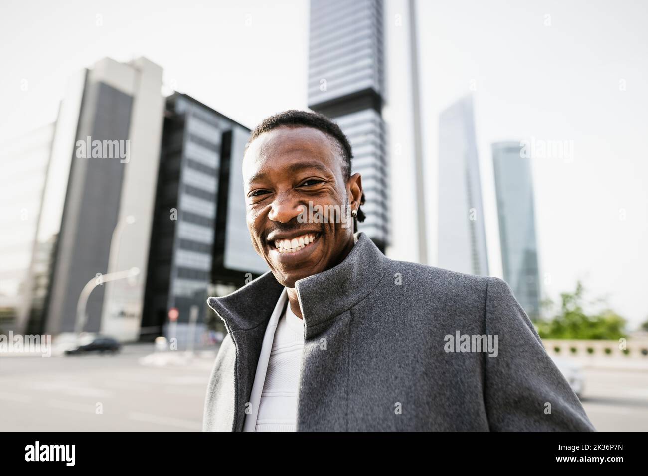 Felice uomo africano nel centro della capitale business città Foto Stock