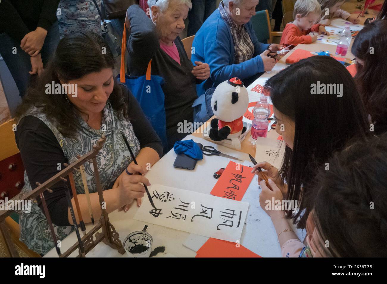 (220925) -- BUDAPEST, 25 settembre 2022 (Xinhua) -- i visitatori si sforzano di fare la loro mano alla calligrafia cinese durante un evento Confucio Day ospitato dall'Istituto Confucio presso l'Università Eotvos Lorand (ELTE) di Budapest, Ungheria, il 24 settembre 2022. L'Istituto Confucio di ELTE, capitale ungherese, ha celebrato il compleanno di Confucio con ricchi programmi culturali qui il sabato. (Foto di Attila Volgyi/Xinhua) Foto Stock