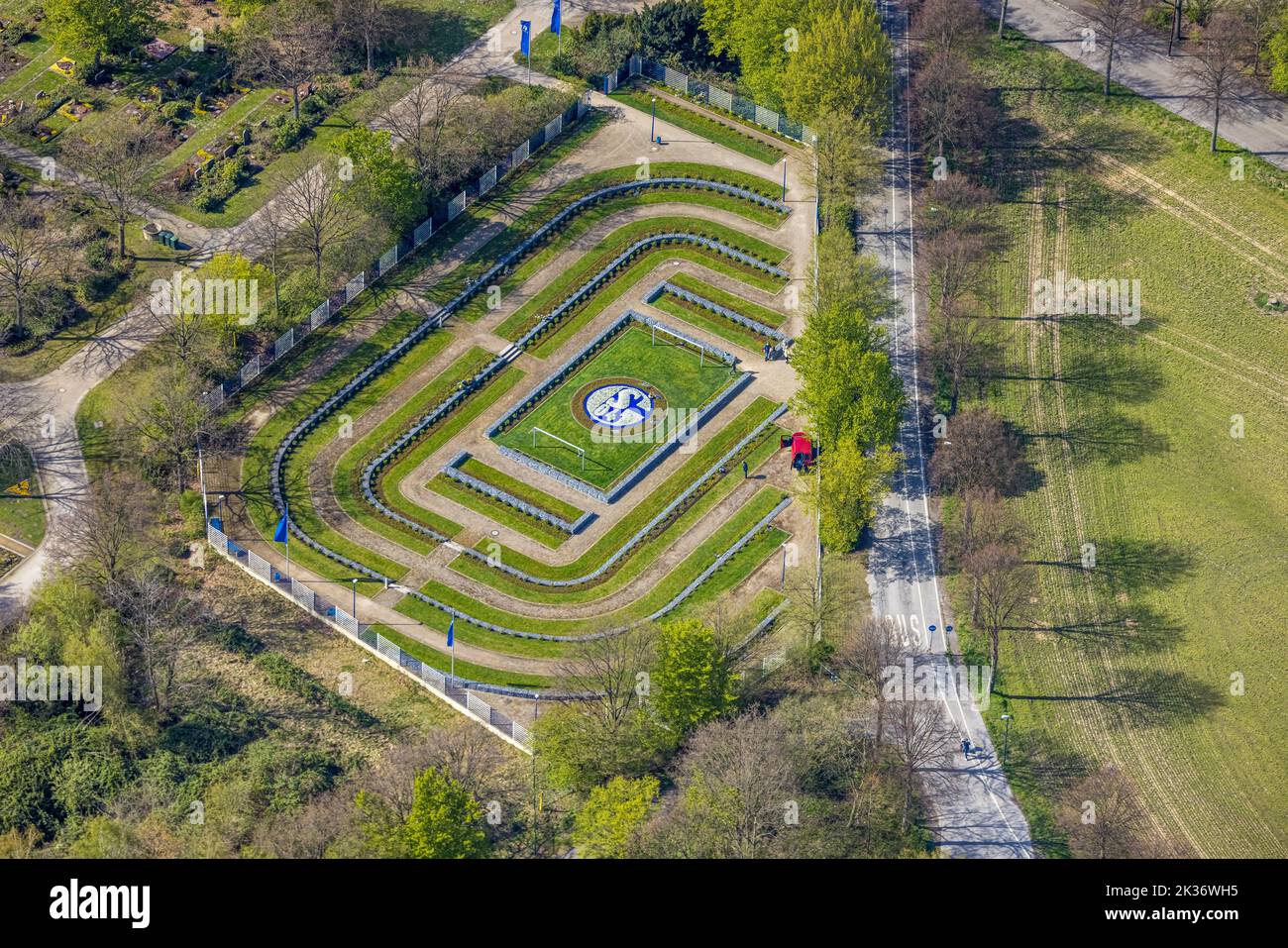 Veduta aerea, campo fan di Schalke al cimitero Gelsenkirchen Beckhausen-Sutum, Schalkefreidhof, cimitero di Schalke, Beckhausen, Gelsenkirchen, Zona della Ruhr, No Foto Stock