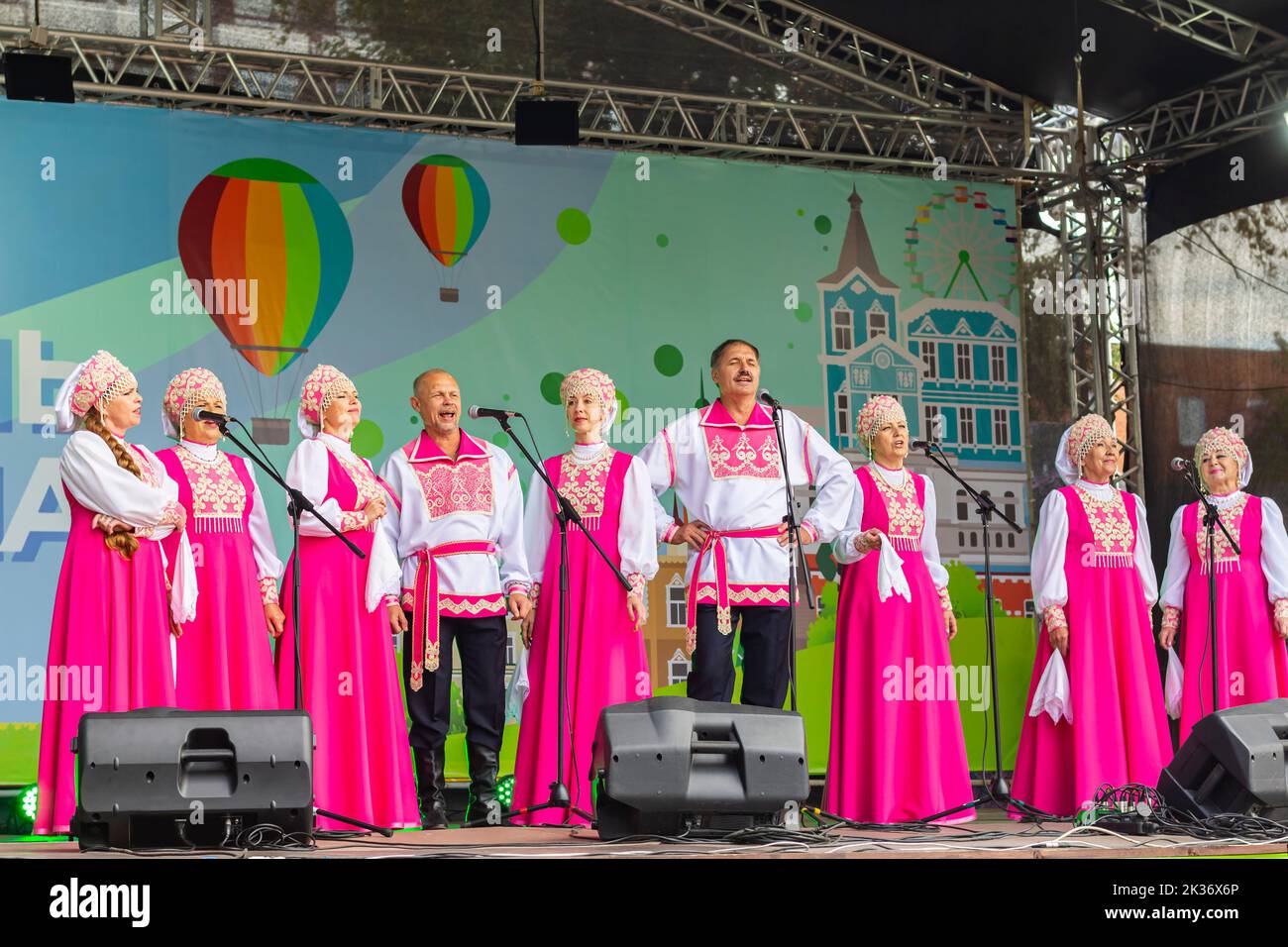 TOMSK RUSSIA 10 settembre 2022 mostra folcloristica siberiana, tradizione slava, focus selettivo, spazio copia. Gli adulti, gli uomini anziani e le donne che cantano entusiastica Foto Stock