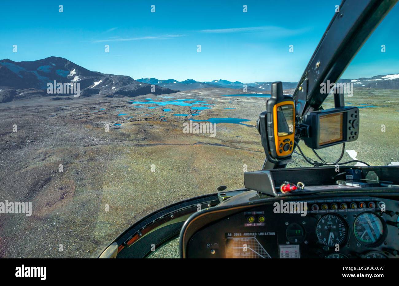 Vista dall'abitacolo di un piccolo elicottero sui laghi e sulle montagne nel vasto paesaggio artico. Altopiano del lago Balgatjavrasj nel Parco Nazionale di Sarek, Svezia Foto Stock