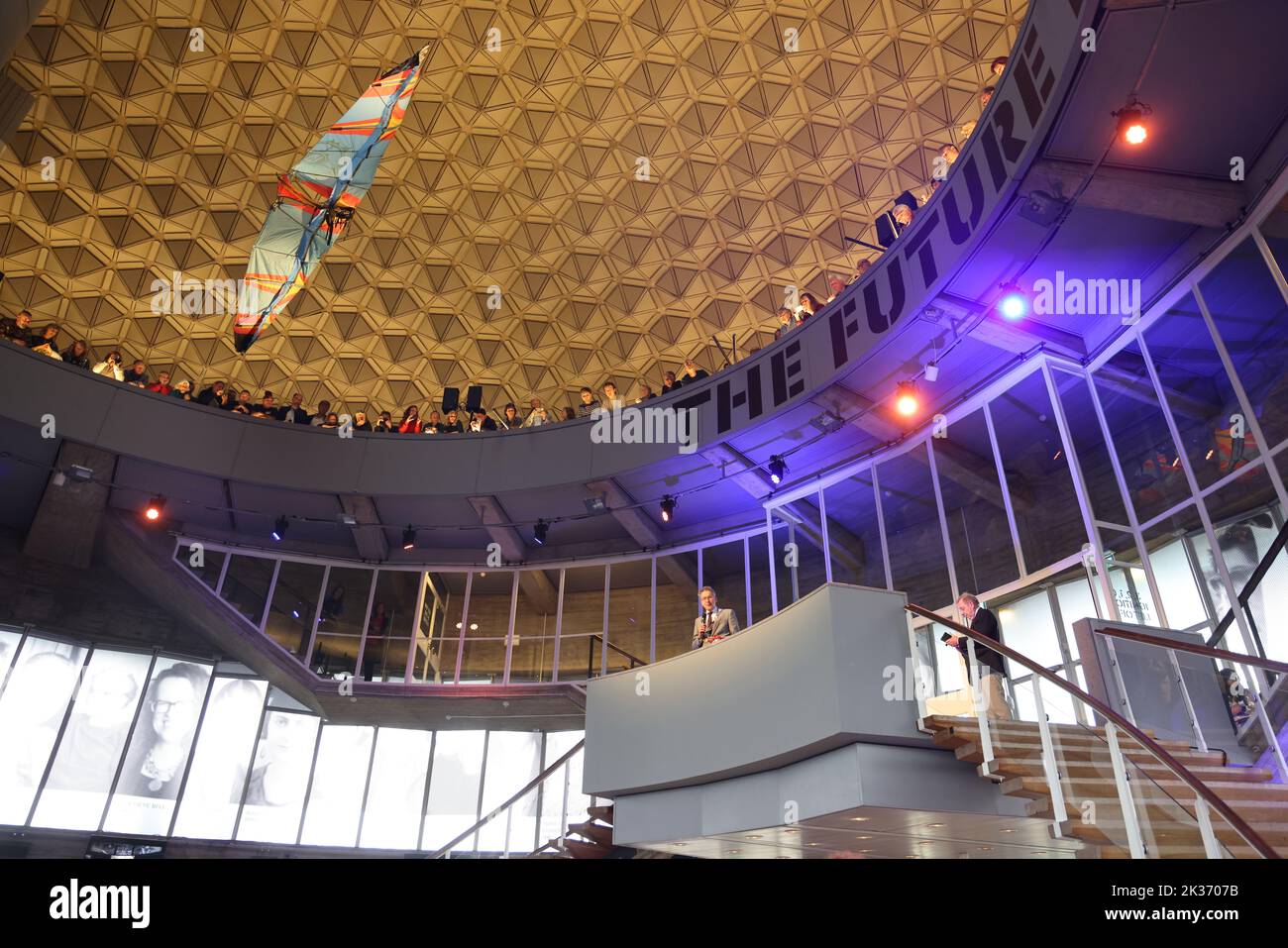 Sindaco di Eindhoven Jeroen Dijsselbloem alla riapertura dell'Evoluon con la mostra Retrofurse il 24-9-2022; la sua prima azione ufficiale di apertura Foto Stock