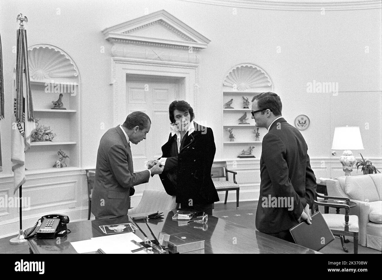 Il Presidente Richard Nixon ha incontrato Elvis Presley nell'Ufficio ovale della Casa Bianca. L'assistente Egil Krogh si trova nelle vicinanze. Foto Stock