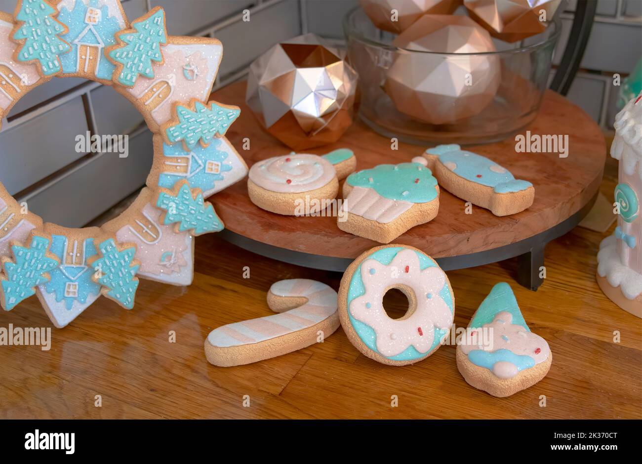 Decorazioni da banco della cucina con biscotti e ornamenti natalizi Foto Stock