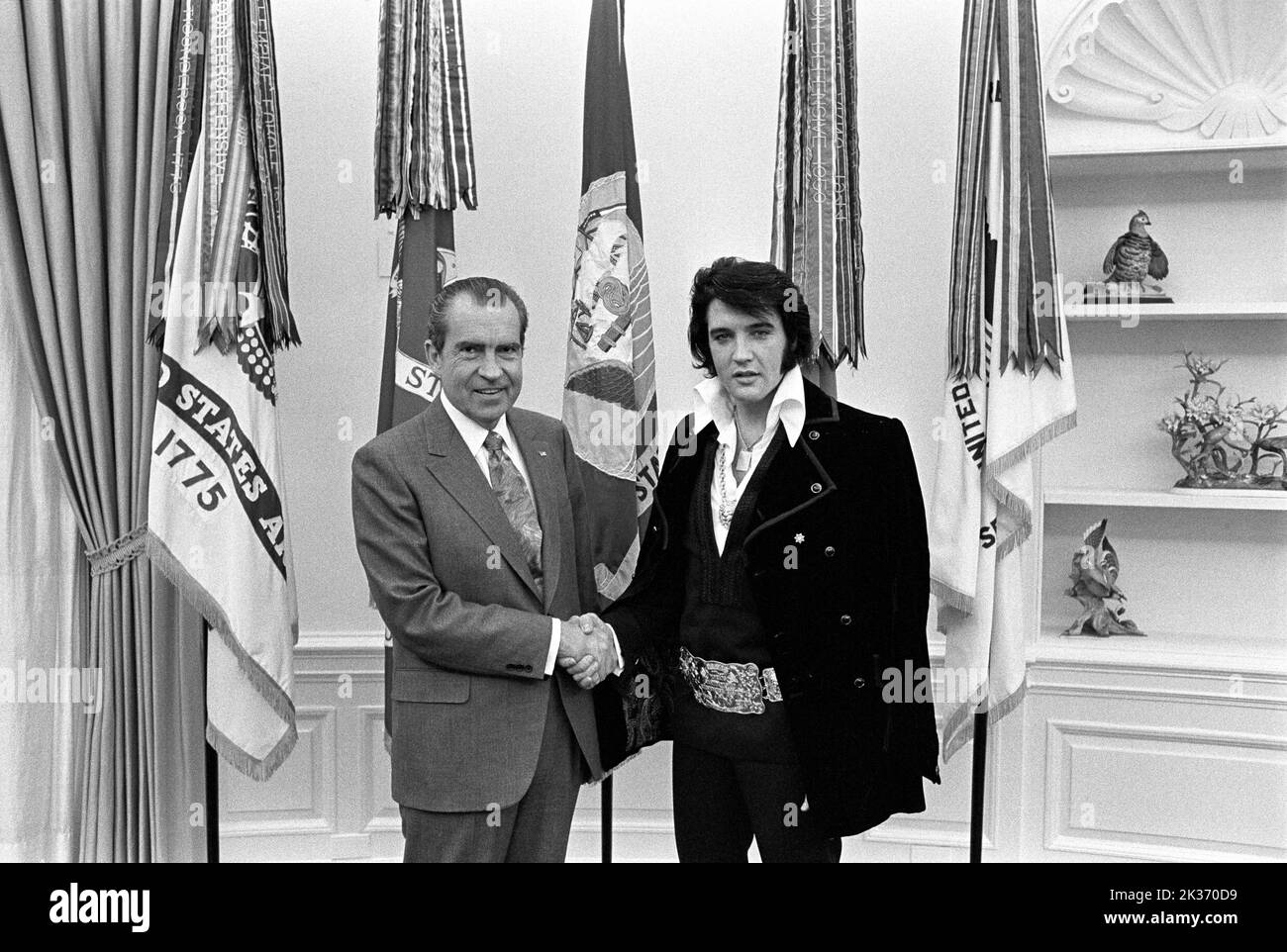 Richard Nixon ed Elvis Presley stringono le mani nell'Ufficio ovale il 21 dicembre 1970 Foto Stock