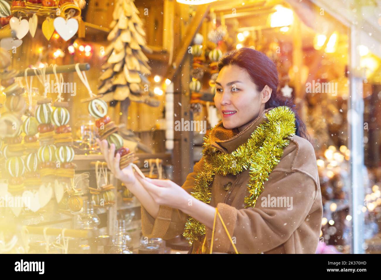 Femmina in tinsel su decorazione fiera di Natale in vacanza Foto Stock