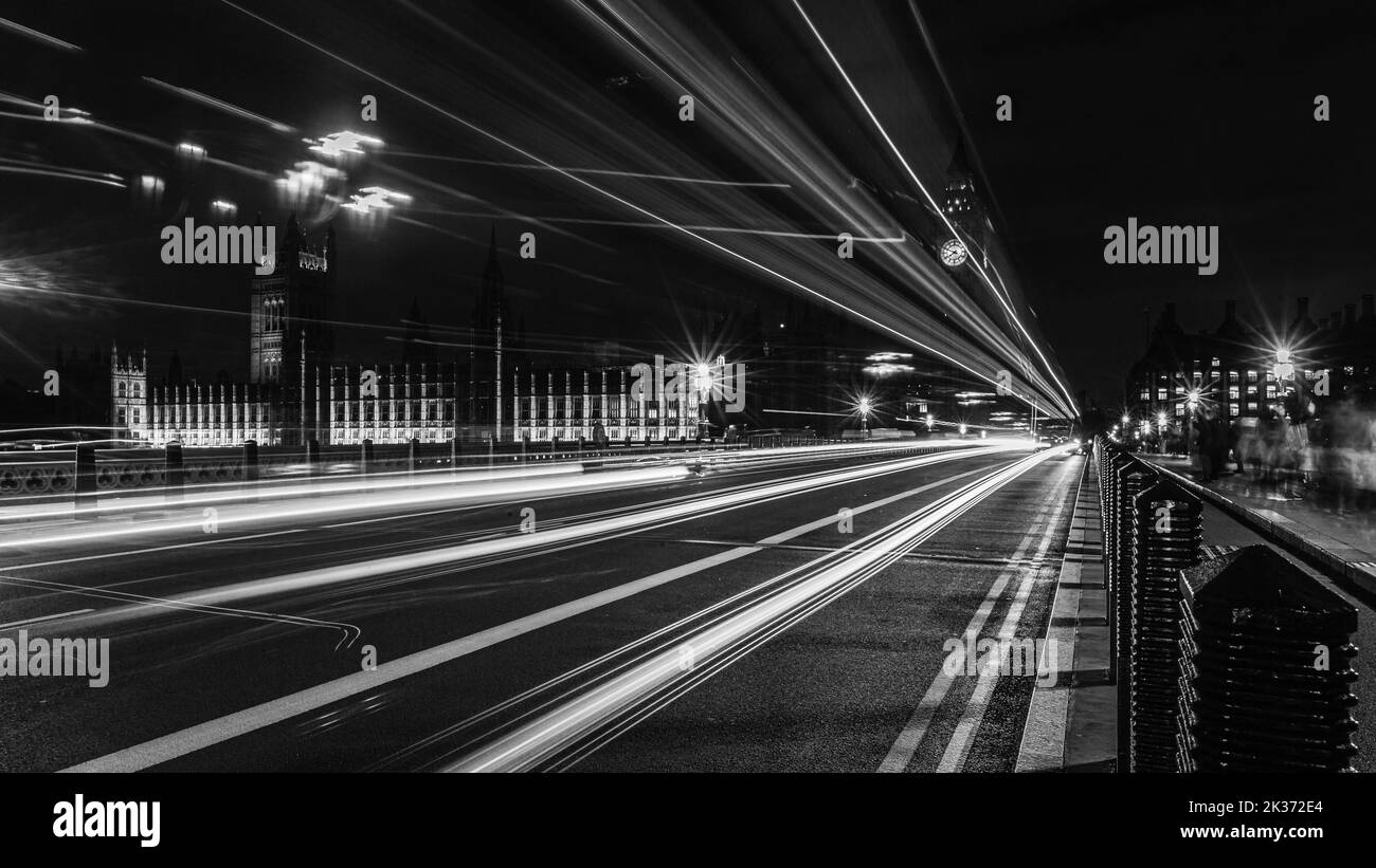 Immagine in bianco e nero di una lunga esposizione su Westminster Bridge. Foto Stock