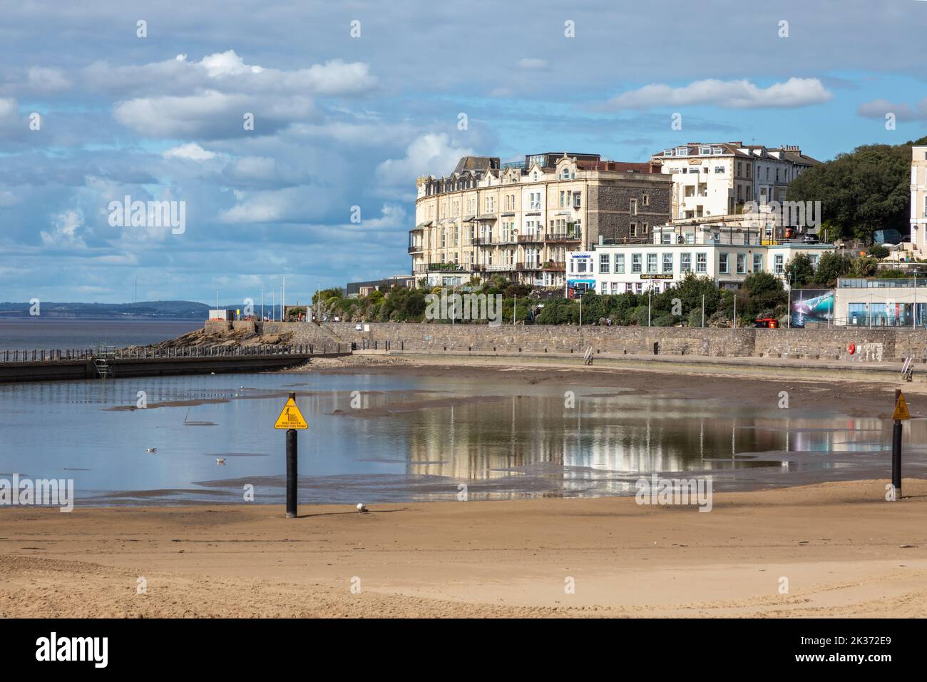 Hotel sul lungomare lungo Birnbeck Road a Weston Super Mare affacciato sul Marine Lake, North Somerset, Inghilterra, Regno Unito Foto Stock