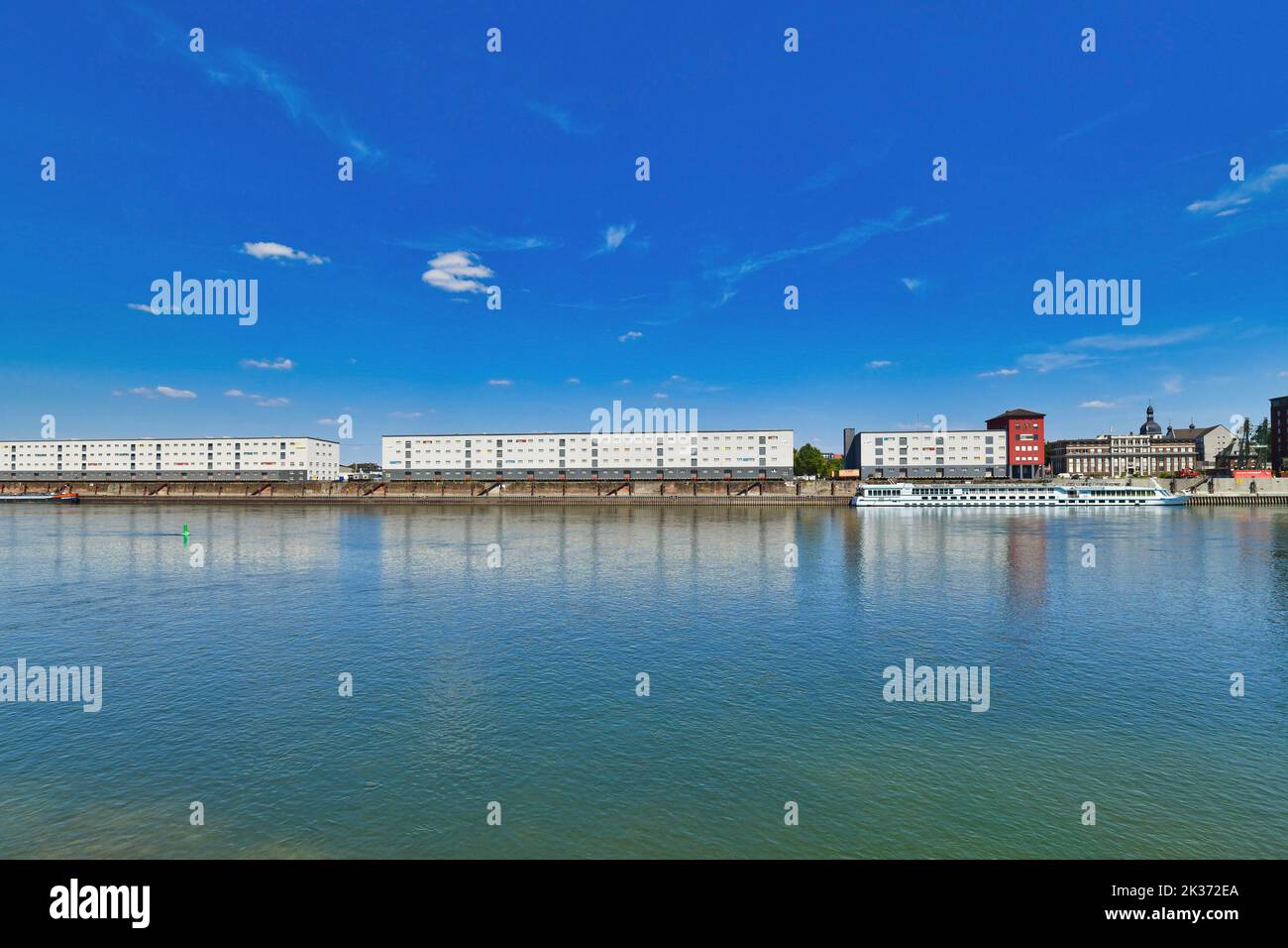 Ludwigshafen, Germania - Agosto 2022: Vista da Ludwigshafen sul fiume Reno e sugli edifici della compagnia di trasporti 'Graeff Spedition' nella città di Mannheim Foto Stock