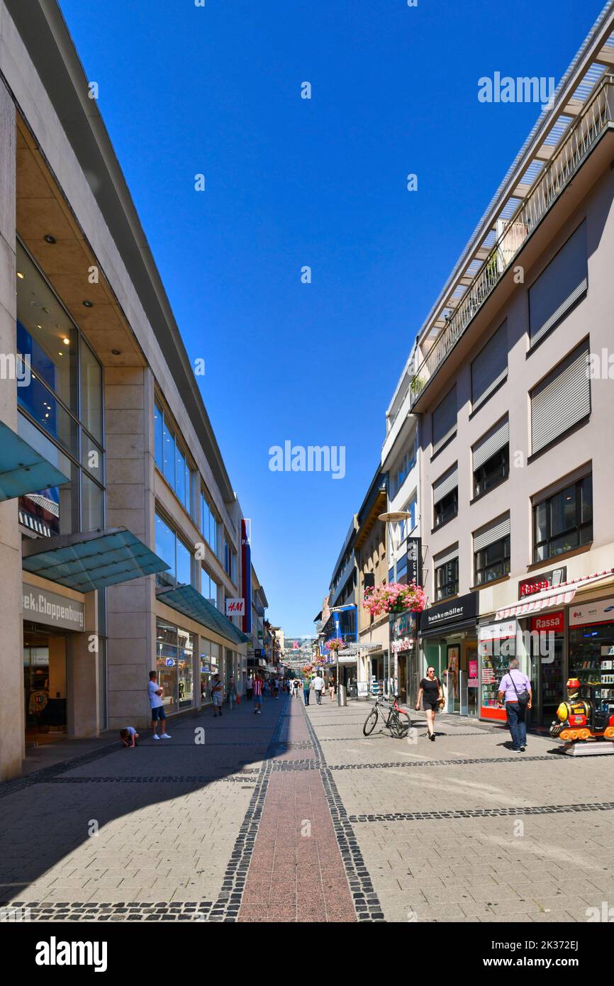 Kaiserslautern, Germania - Agosto 2022: Via dello shopping chiamata 'Fackelstrasse' con la gente nel centro della città Foto Stock