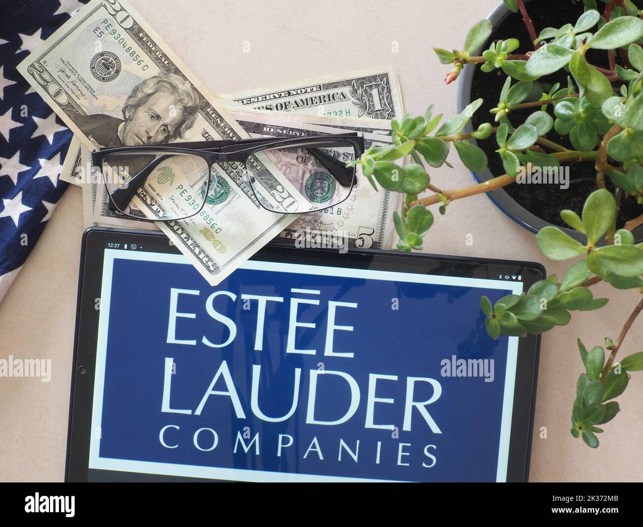 In questa illustrazione, il logo di Estee Lauder Companies visualizzato su un tablet. (Foto di Igor Golovniov / SOPA Images/Sipa USA) Foto Stock