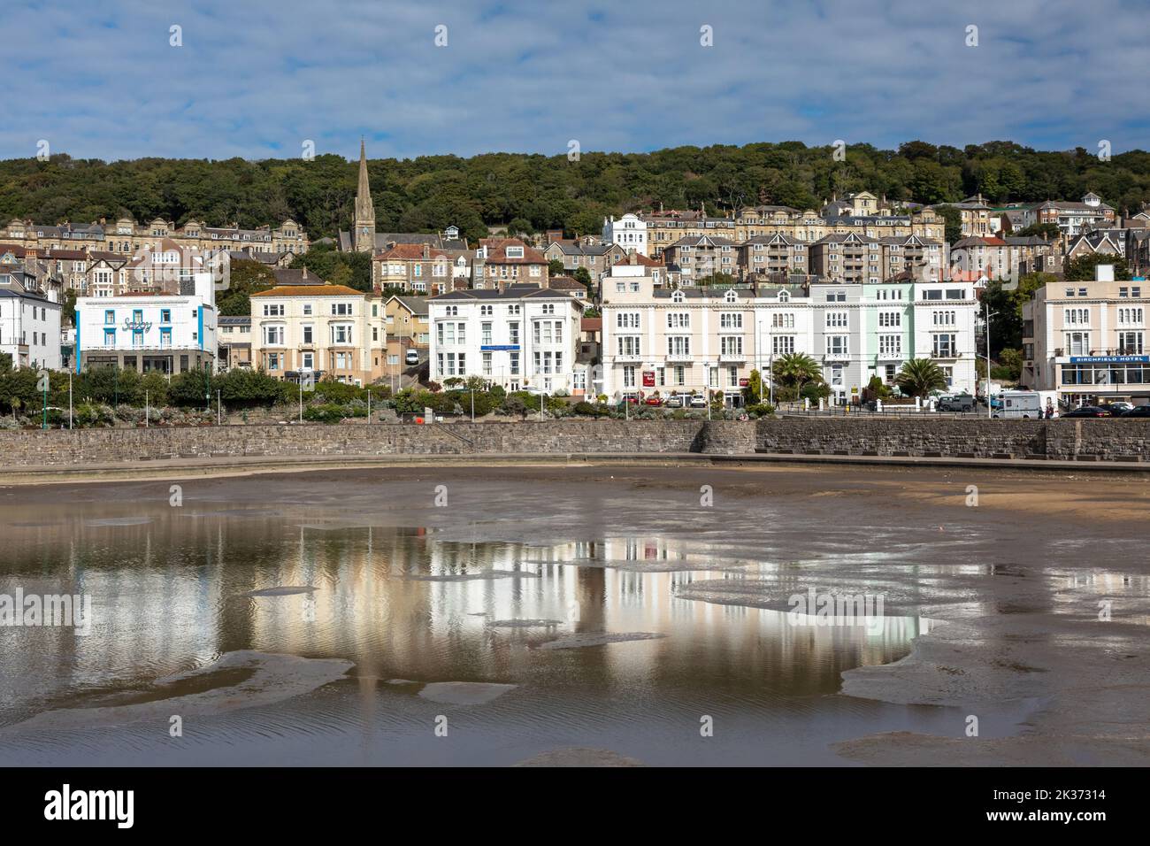 Hotel sul lungomare lungo Birnbeck Road a Weston Super Mare affacciato sul Marine Lake, North Somerset, Inghilterra, Regno Unito Foto Stock