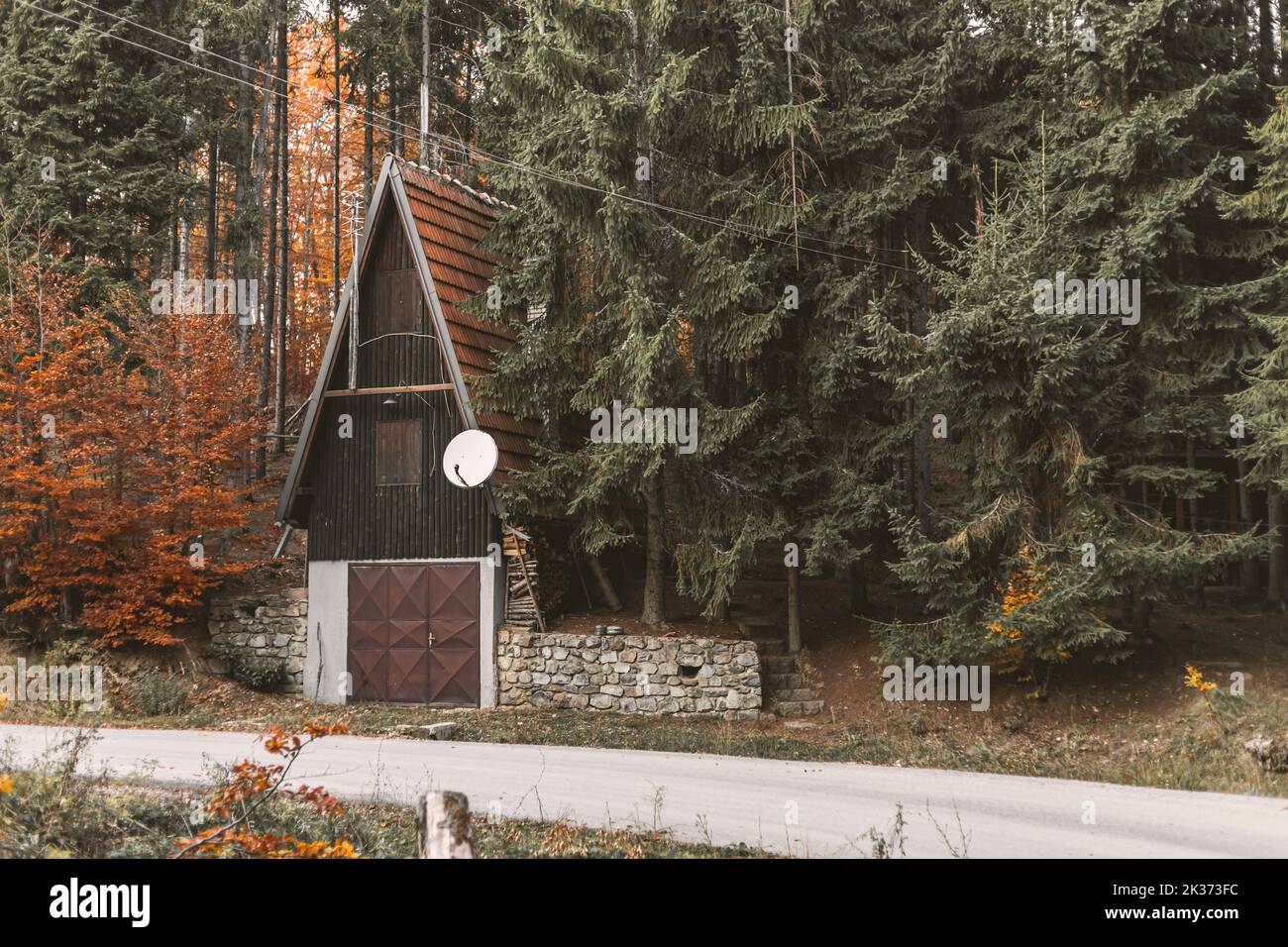 Una cabina in legno con telaio nei boschi di montagna Foto Stock