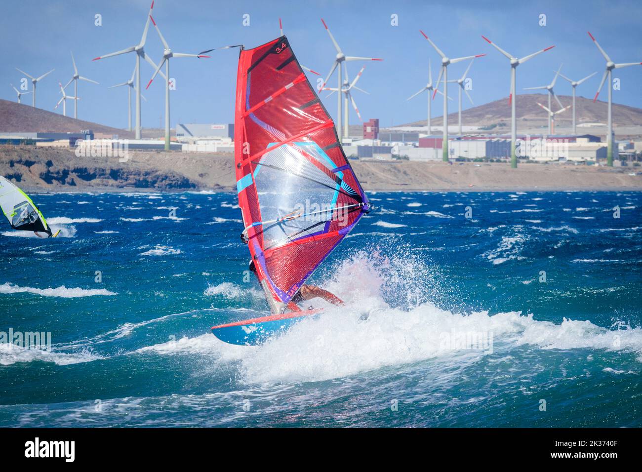 Windsurf alla spiaggia di Pozo izquierdo con vela rossa, Santa Lucia de Tirajana, Gran Canaria, Isole Canarie, Spagna Foto Stock