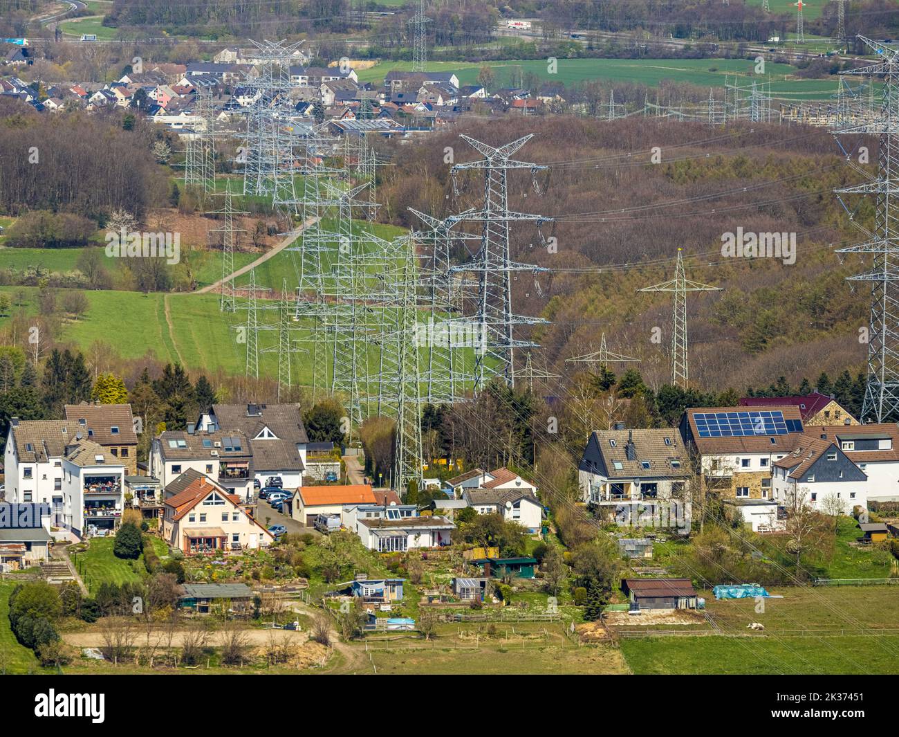 Vista aerea, pali elettrici con linee elettriche ed edifici residenziali della strada Auf dem Schnee con vista a Witten-Rüdinghausen, Witten, confine della città Foto Stock