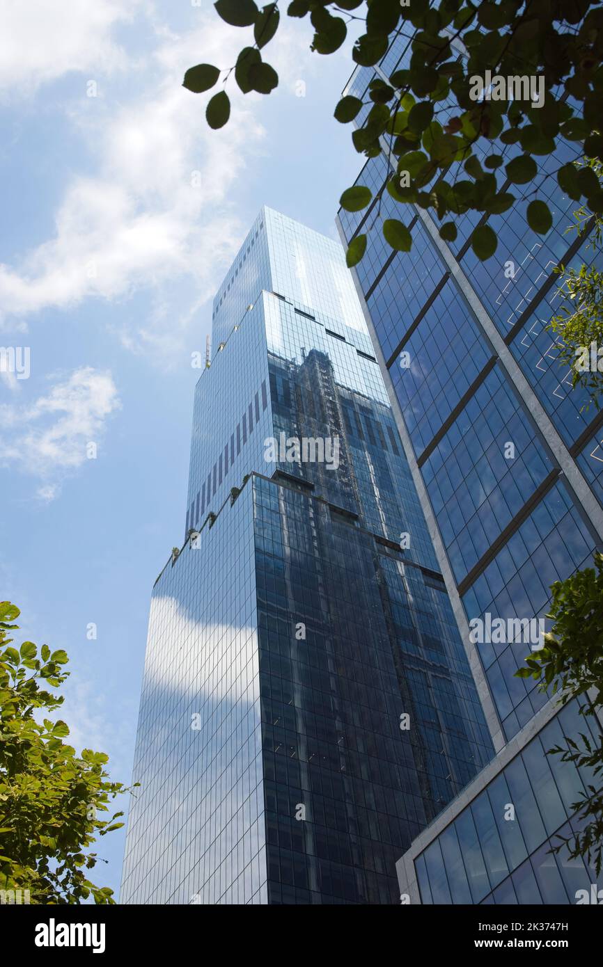 New York, NY, USA - 24 settembre 2022: Il nuovo grattacielo superalto a spirale a 66 Hudson Blvd e visto dal suolo in formato ritratto Foto Stock New York, NY, USA - 24 settembre 2022: Il nuovo grattacielo superalto a spirale a 66 Hudson Blvd e visto dal suolo in formato ritratto Foto Stock