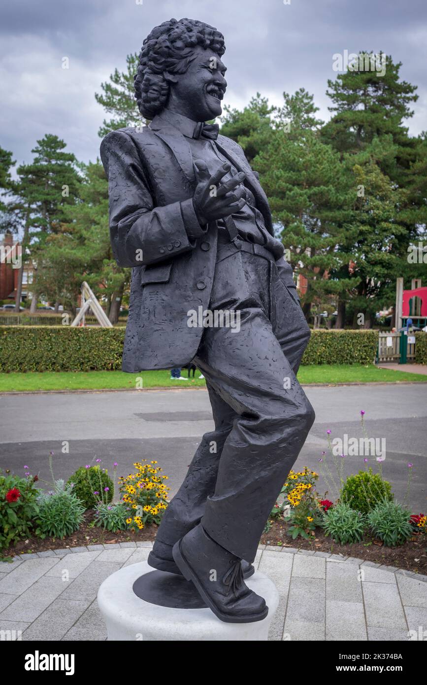 Statua del ballo comico di Bobby al Lytham St Annes Lowther Park. Bpbby morì da Covid. Foto Stock