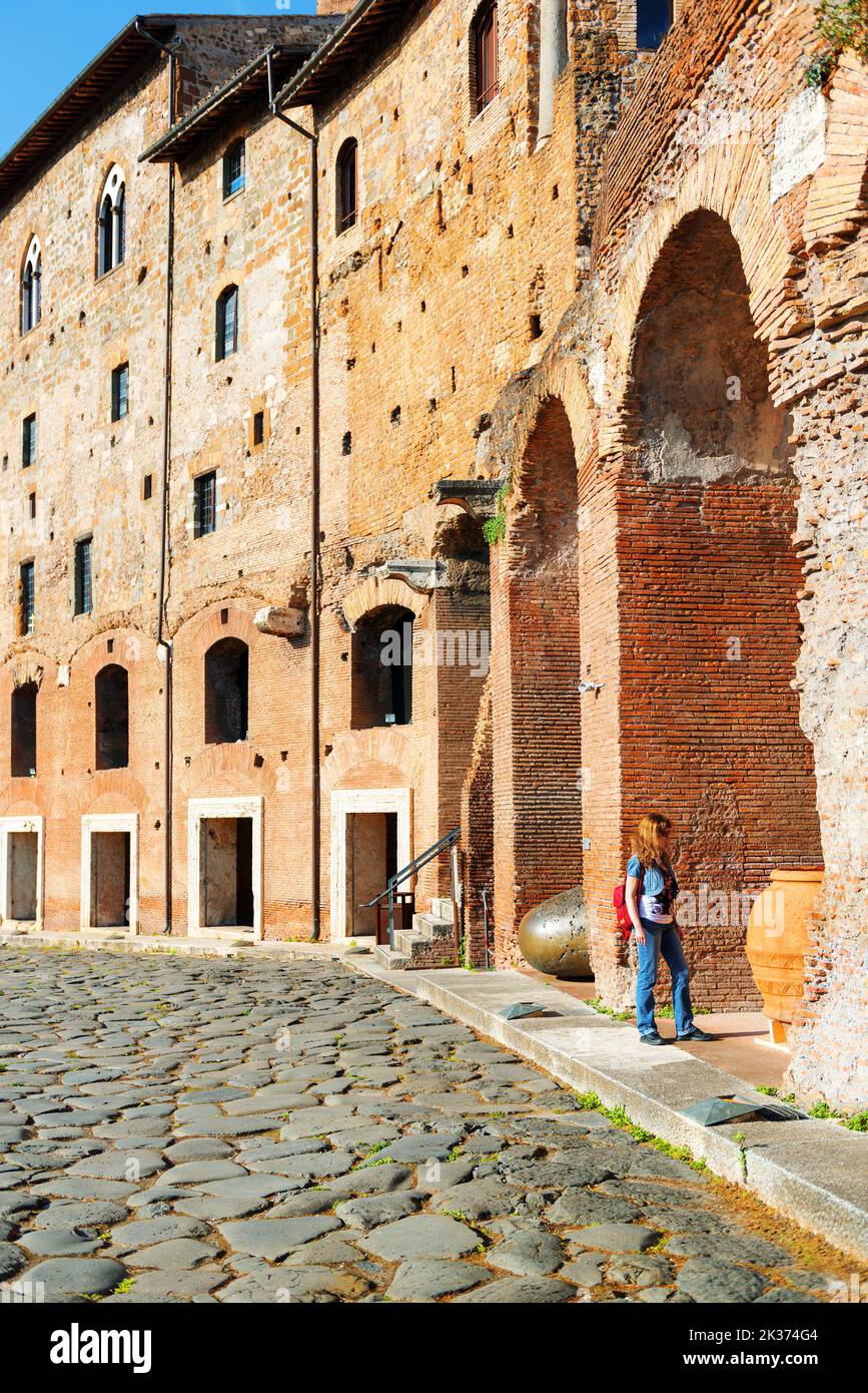 Foro e mercato di Traiano, Roma, Italia. Vista verticale del mercato Traiano (mercati di Traiano), attrazione turistica di Roma. La gente visita la vecchia terra di Roma Foto Stock