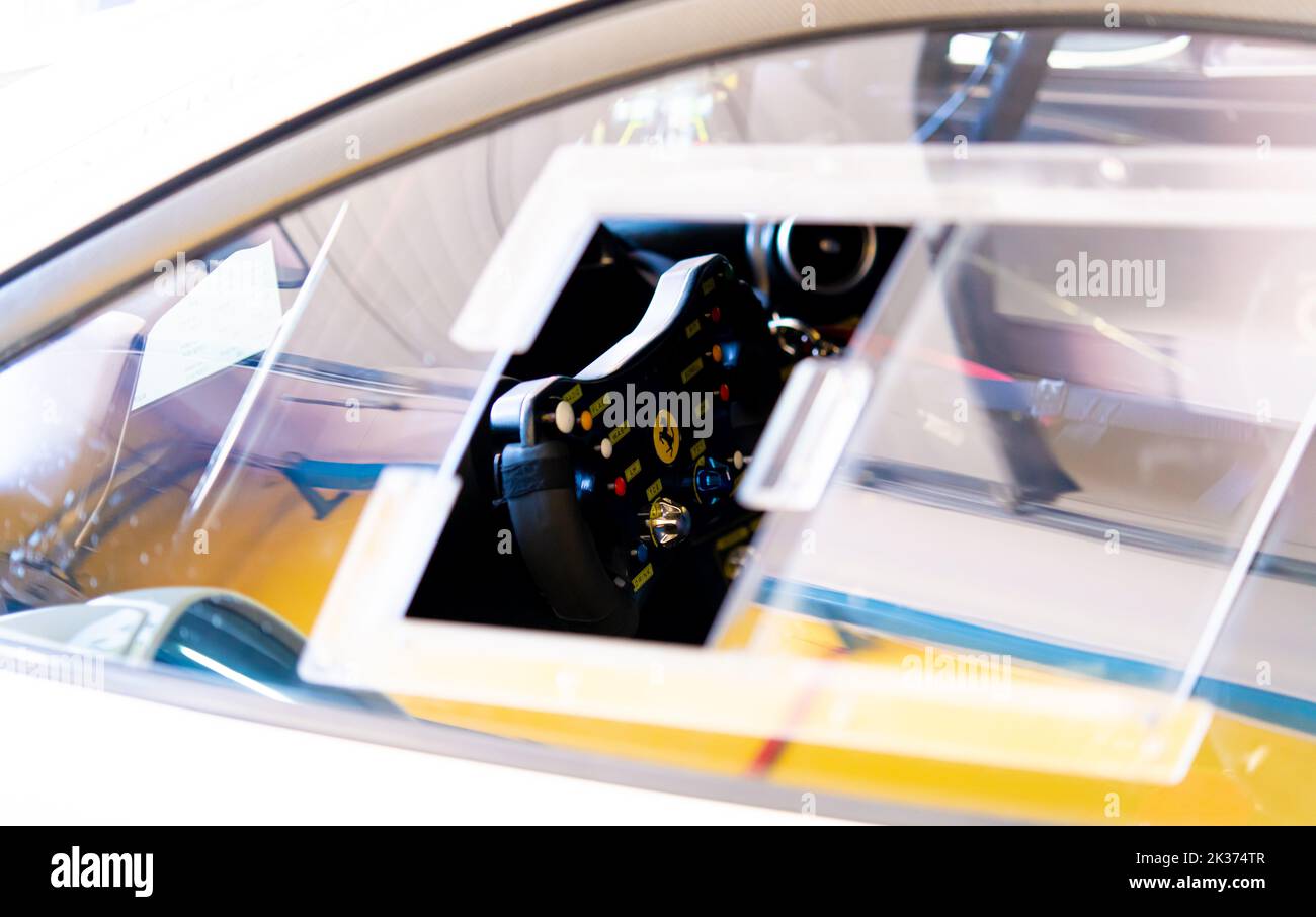 Particolare del pilota di auto da corsa e del volante con logo Ferrari. Italia, 17-18 2022 settembre, weekend di corse Foto Stock