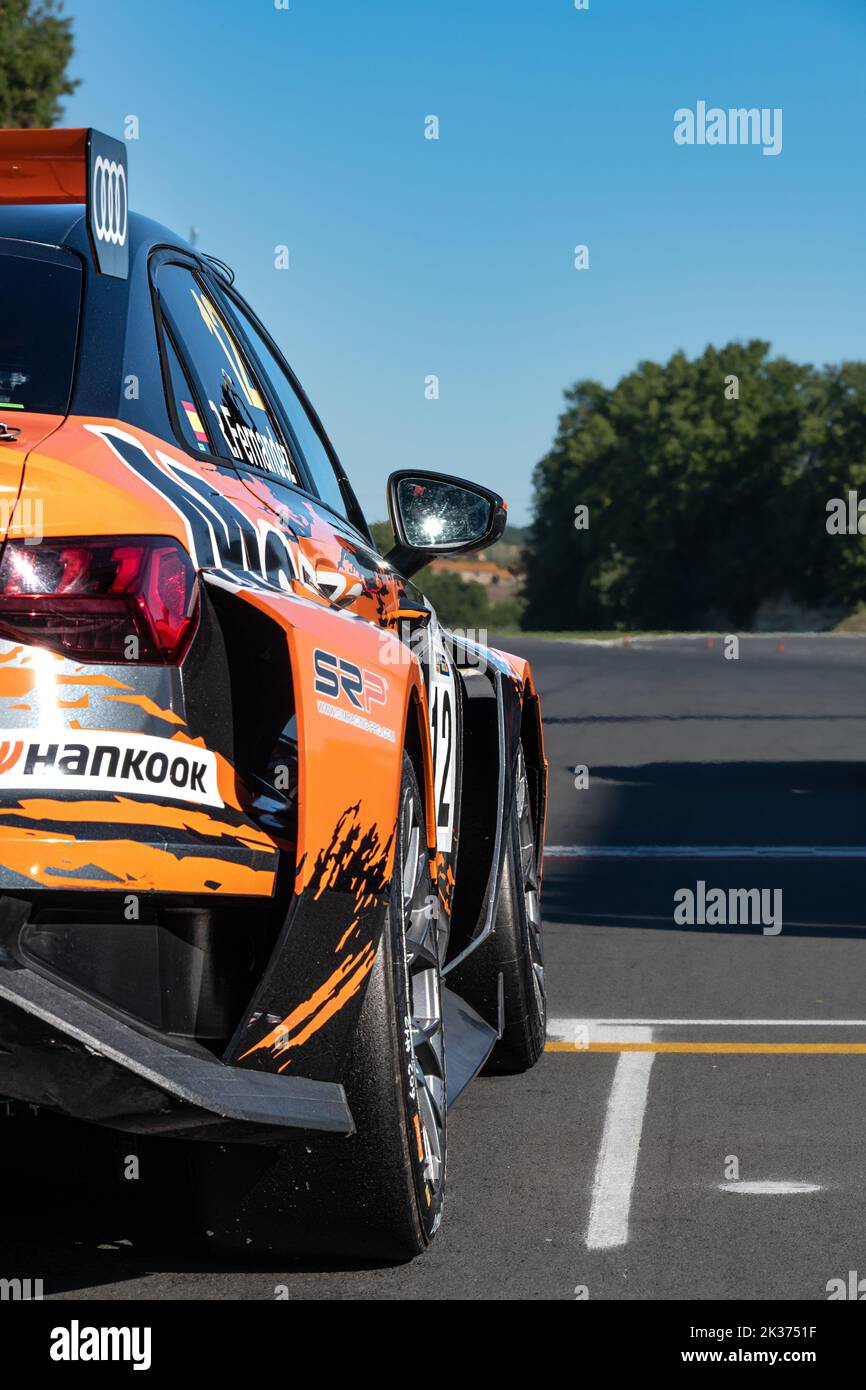 Vista posteriore della vettura da corsa Audi RS3 in piedi in pista griglia di partenza pole position punto di vista del pilota. Vallelunga, Italia, 17-18 2022 settembre, Raci Foto Stock