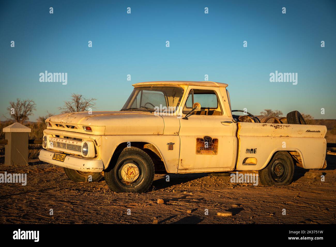 Auto abbandonata nel deserto della Namibia. Foto Stock