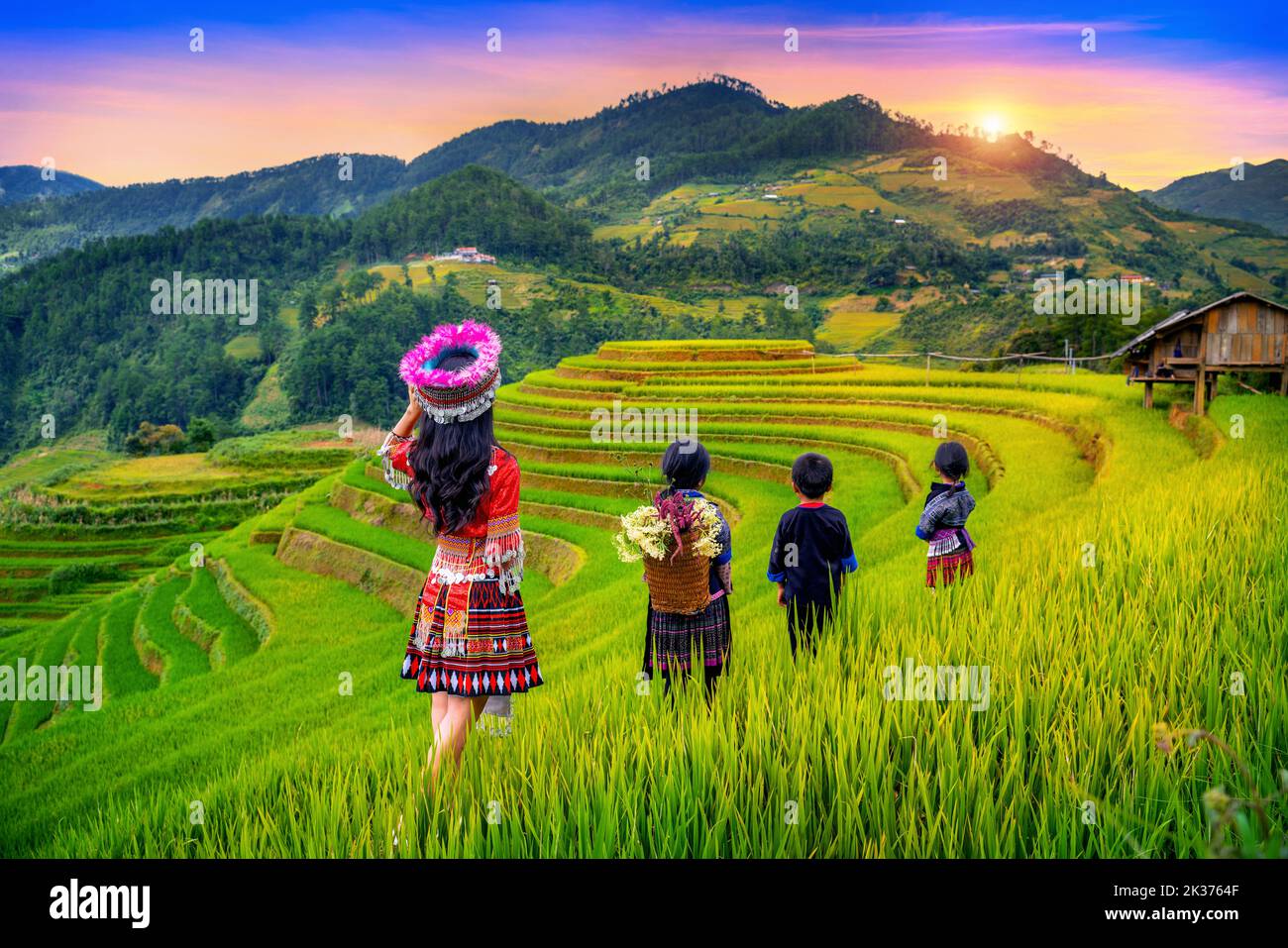 Minoranza etnica Hmong in piedi sulle terrazze di riso in Mu Cang Chai, Yen Bai, Vietnam. Foto Stock