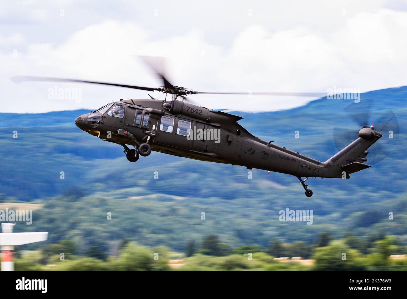 SLIAC / SLOVACCHIA - Agosto 3, 2019: Slovacco Air Force Sikorsky UH-60M Black Hawk 7642 trasporto display in elicottero a SIAF slovacca aria internazionale Fest Foto Stock