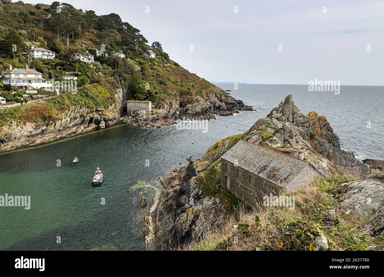 Arroccato su una scogliera alla foce del fiume Pol il Loft Net al piccolo villaggio di pescatori di Puperro nella Cornovaglia meridionale. South West Coast Path Foto Stock