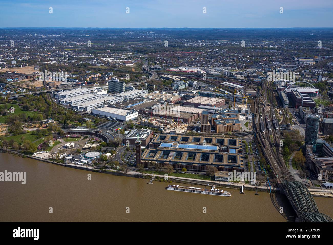 Vista aerea, Fiera di Colonia con cantiere e nuovo edificio sala Confex,RTL studio, RTL quartier generale, amministrazione RTL, , Tanzbrunnen, Foto Stock