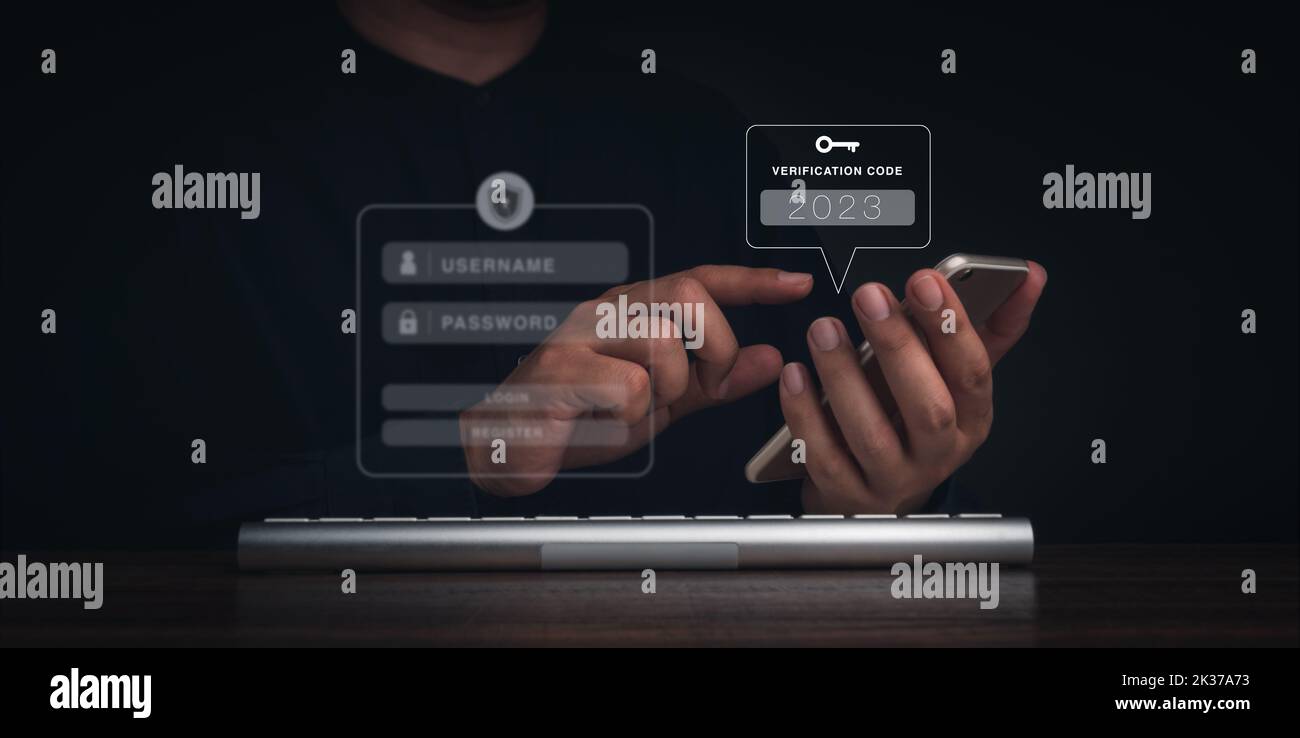 Autenticazione in due fasi o concetto 2FA. 2023 Codice di verifica e icona della chiave sullo schermo dello smartphone con tastiera del computer per la pagina convalida password, Foto Stock
