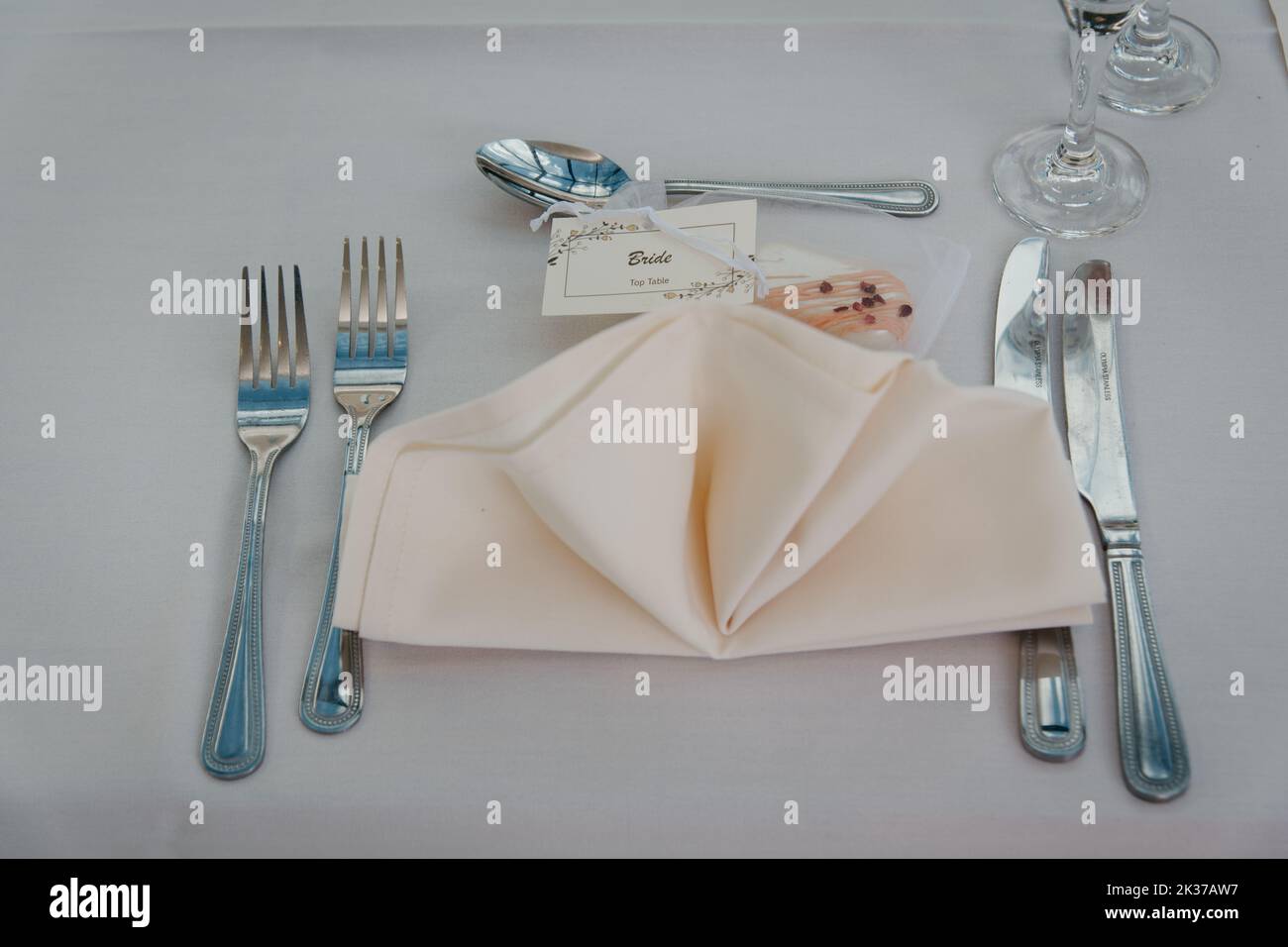 Rustico ricevimento nuziale tavolo da tavolo con bicchieri, posate e piatti Foto Stock