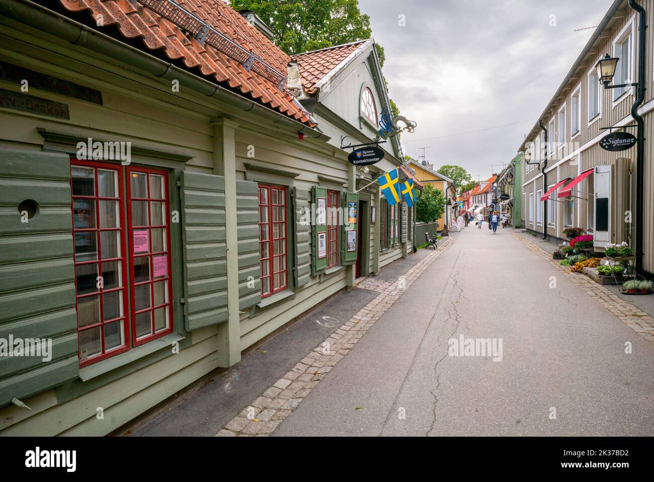 Sigtuna, Svezia - 09.02.2022: Stora Gatan, la principale strada storica di Sigtuna, la città più antica della Svezia. Nuvoloso giorno d'estate. Foto Stock