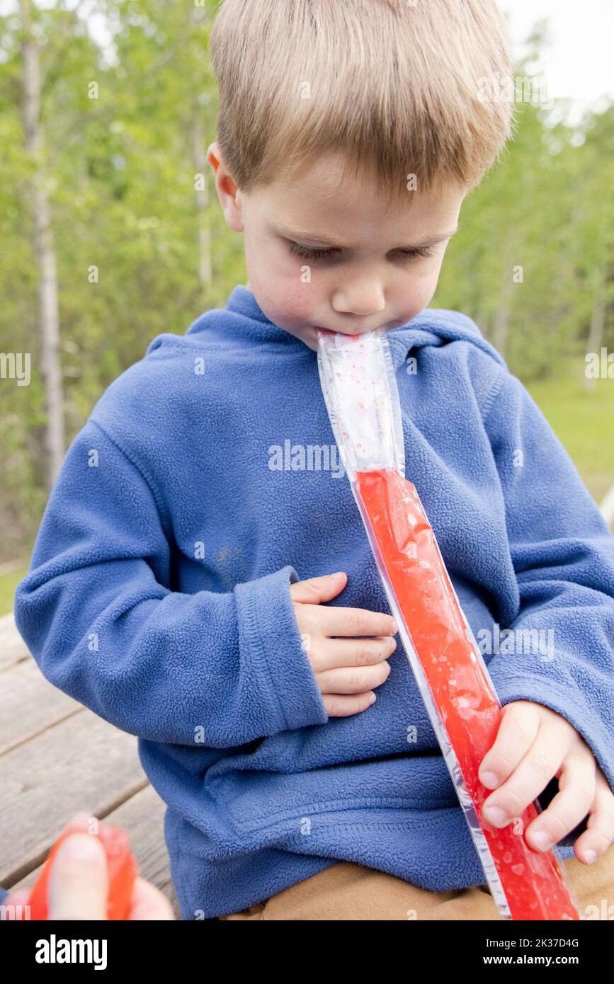 Boy popsicle immagini e fotografie stock ad alta risoluzione - Alamy