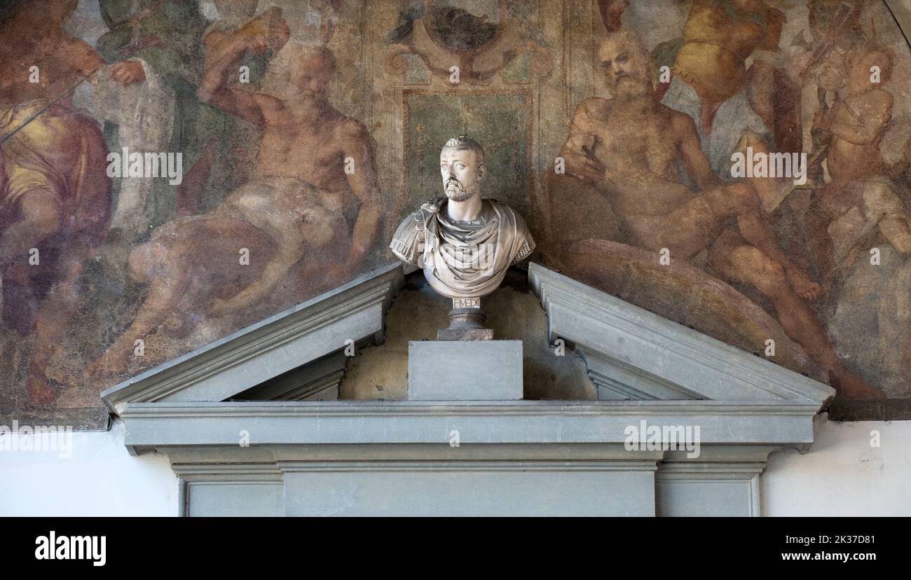 Il busto di Francesco i de' Medici e gli affreschi sopra la Rota nell'Ospedale degli Innocenti di Firenze. Foto Stock
