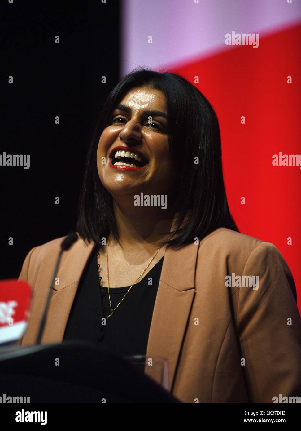 Liverpool, Regno Unito. 25th Set, 2022. Shabana Mahmood MP for Birmingham and Shadow Camapign Coordinator for the Labour Party Speaking at the Labour Party Conference, Liverpool 2022 Credit: Della Batchelor/Alamy Live News Credit: Della Batchelor/Alamy Live News Foto Stock