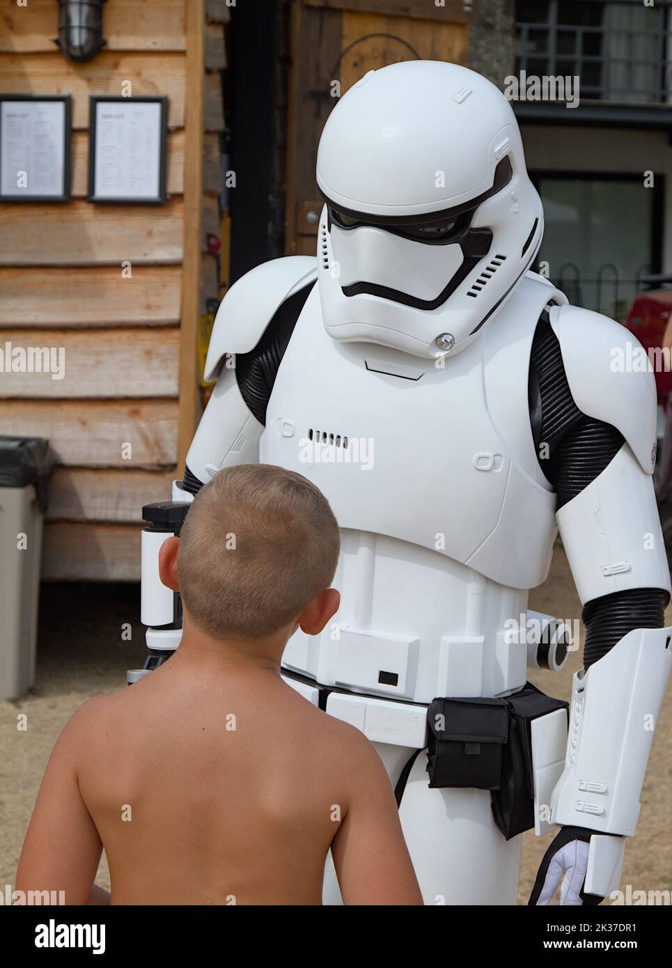 Interprete nel costume di Un primo ordine Star Wars Stormtrooper parlare con Un piccolo ragazzo, Christchurch Festival, Christchurch UK Foto Stock