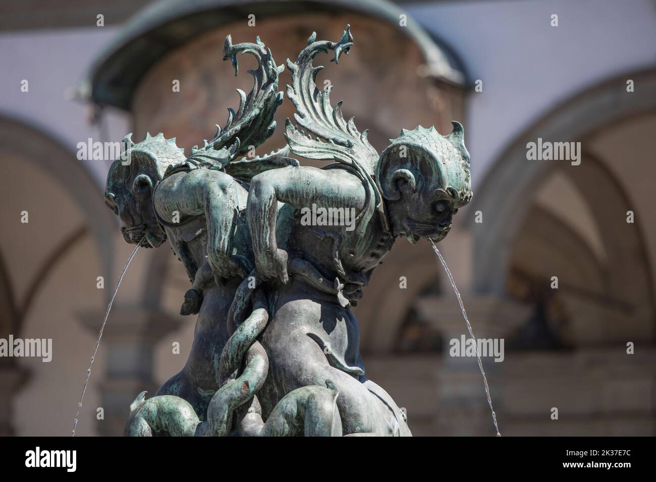 Particolare delle fontane gemelle di creature marine che si trovano in Piazza Santissima Annunziata a Firenze. Foto Stock