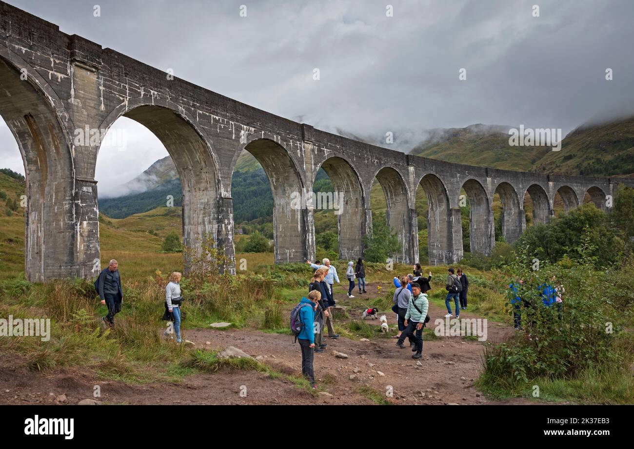 Turisti sotto il Viadotto di Glenifinnan, Lochaber, Highlands scozzesi, Scozia, Regno Unito Foto Stock