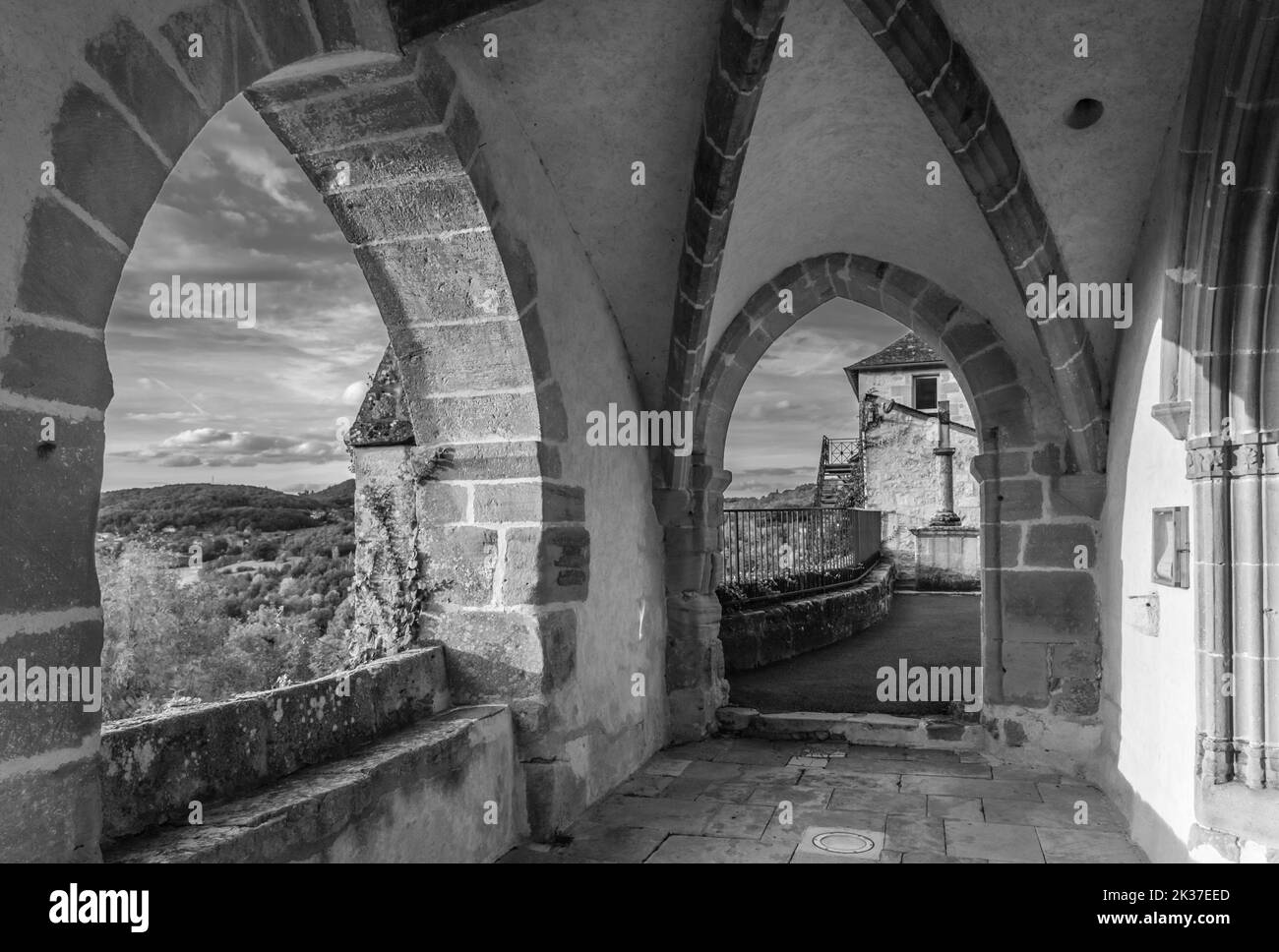 Vue sur le lac du Causse depuis le parvis de l'église Saint Martial Foto Stock