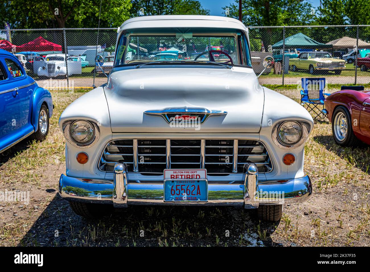 Falcon Heights, Minnesota - 18 giugno 2022: Vista frontale in prospettiva alta di un camioncino da trasporto Chevrolet Cameo del 1955 in una fiera automobilistica locale. Foto Stock